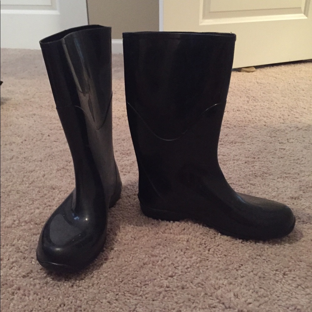Size 7 black rainboots